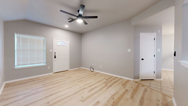 Foto del edificio - UPDATED DUPLEX IN NOLANVILLE ONLY $1,350!!!