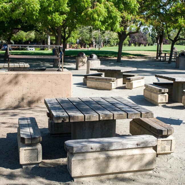 Beautiful & green Las Palmas park next to the apartment. - 757 Seneca Ter