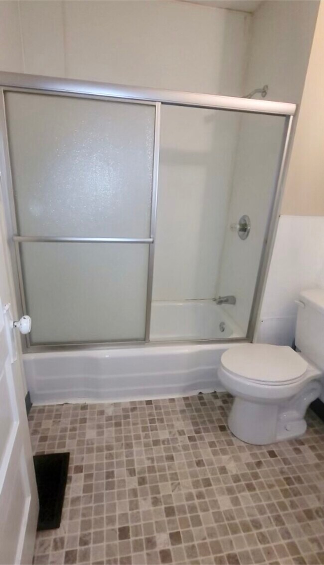 Spacious bathroom with tub/shower - 10 Parkview Ave