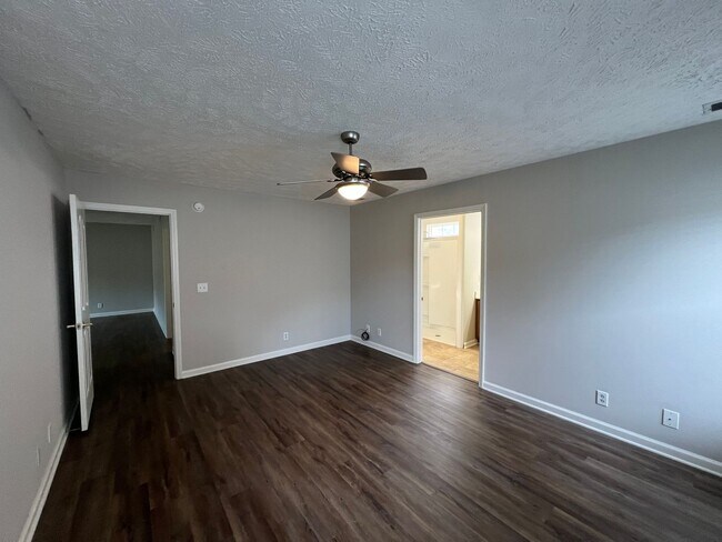 Foto del edificio - Spacious 4 Bedroom 2.5 Bath Available Now!