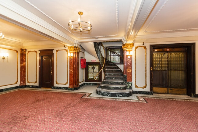 Interior Photo - 798 Post