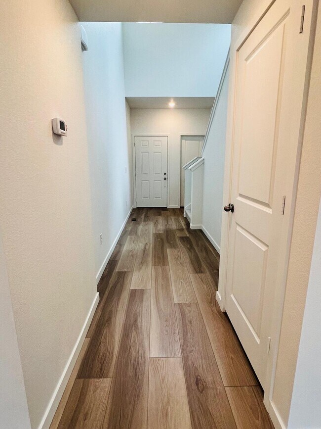 Foto del edificio - 637 Lillibrook Pl