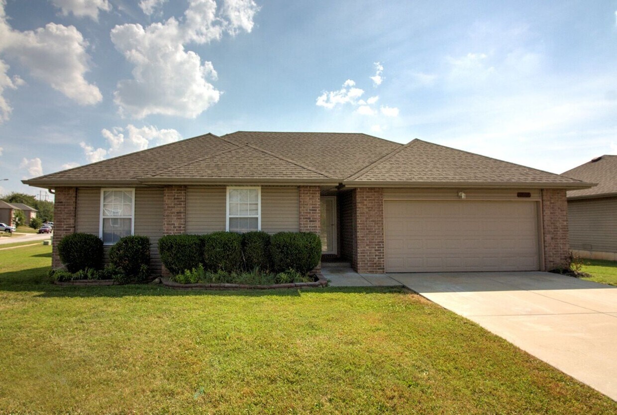 Primary Photo - 3 Bedroom Home in Springfield!