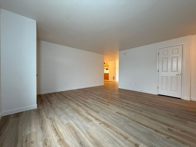 Building Photo - YOU DON'T WANT TO MISS OUT ON THIS OPEN LAYOUT HOME IN REDMOND!!