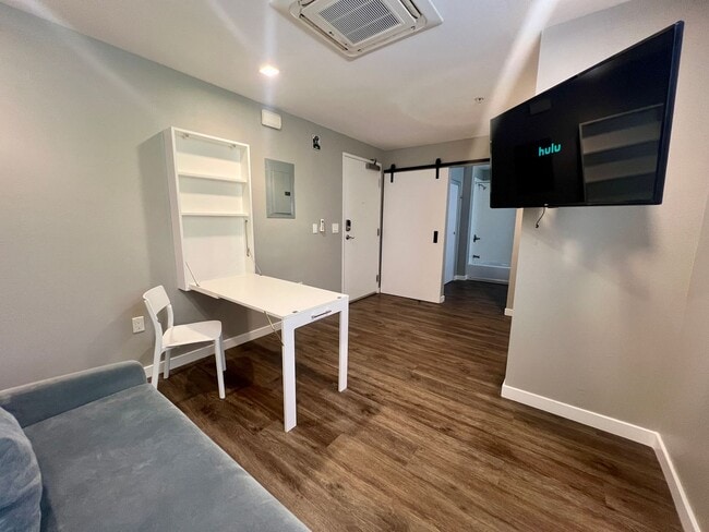 Interior Photo - STUDIOS435