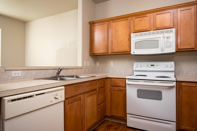 Marketplace | Townhome Kitchen - Marketplace Apartments