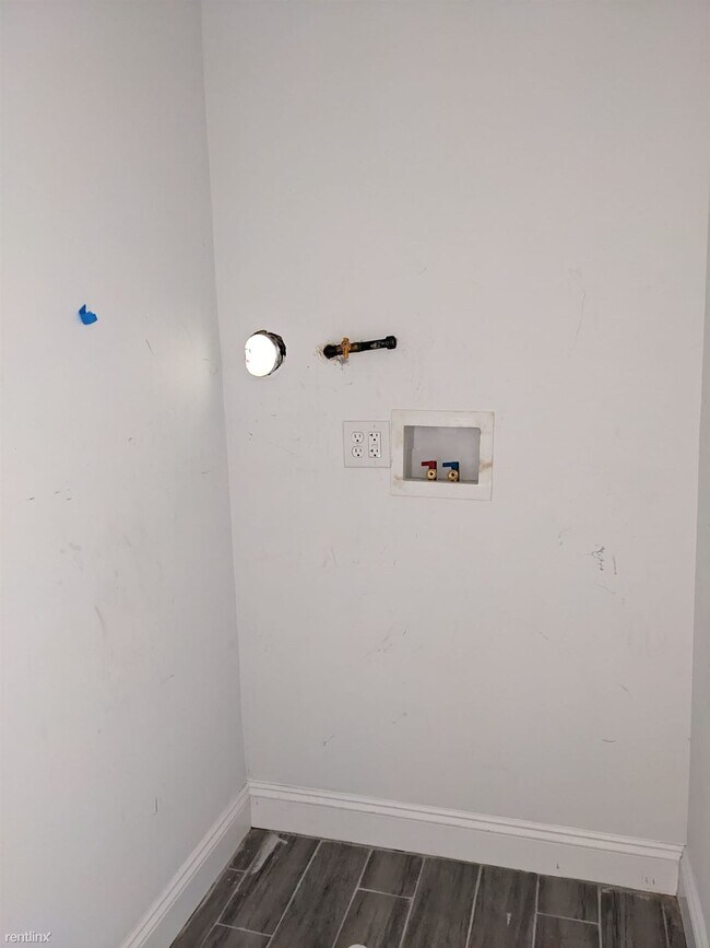 Building Photo - 5 br, 2 bath Duplex - 94 Smith St Apt 2 Ap...