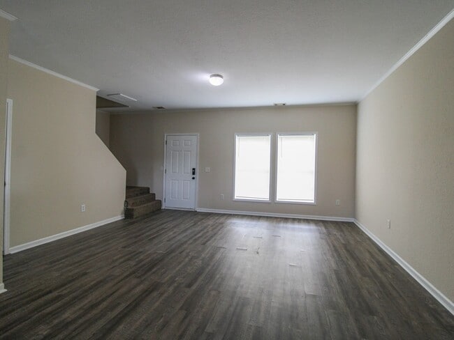 Building Photo - Charming 3BR/2.5BA Townhome Available Now