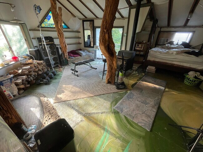 giant master bedroom - 7460 Solonevich Rd