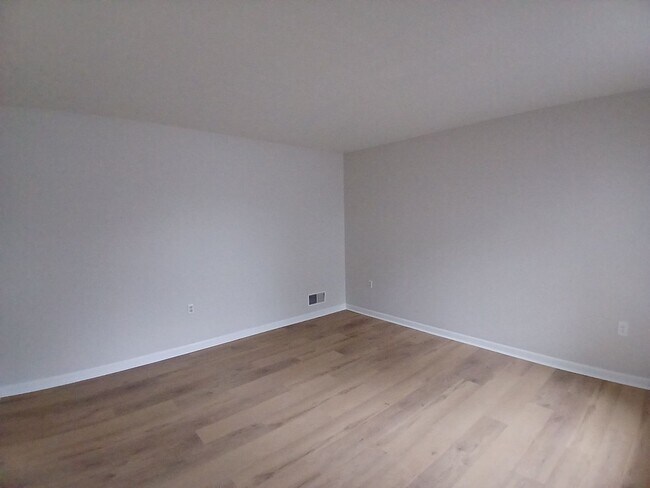 Building Photo - Stunning 3 bedroom 1.5 bath home - Open To Section 8