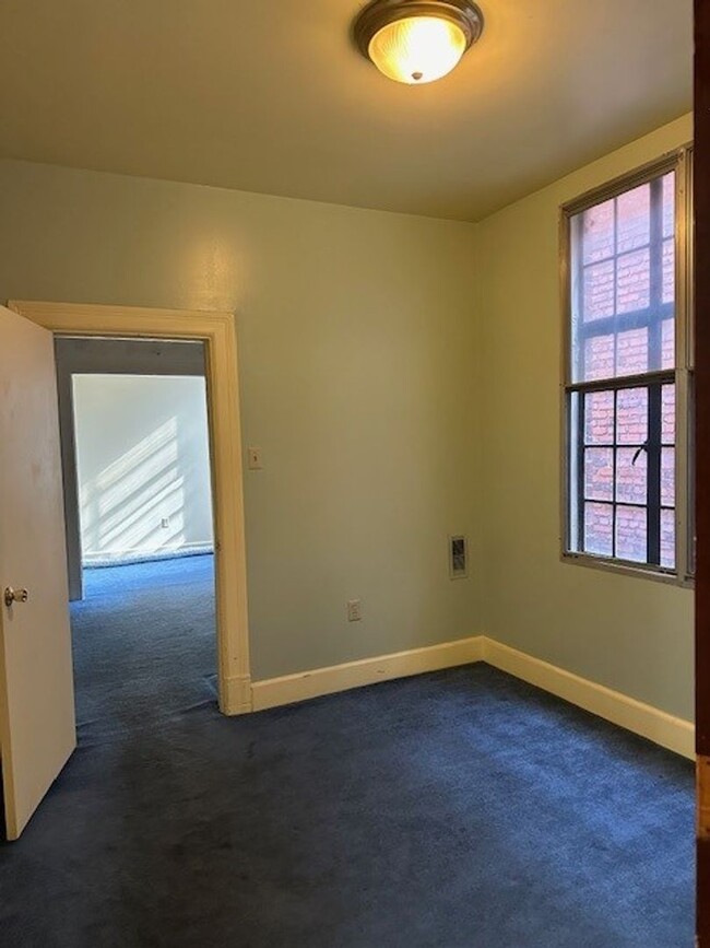 Building Photo - Spacious 4th Floor 1-Bedroom, 1-Bathroom A...