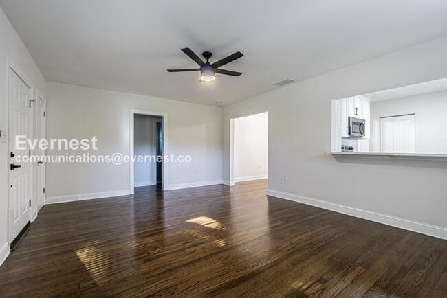 Building Photo - 3 Bed/2 Bath Home with Fenced Yard & Off-Street Parking / Pet-Friendly / Coming Soon!