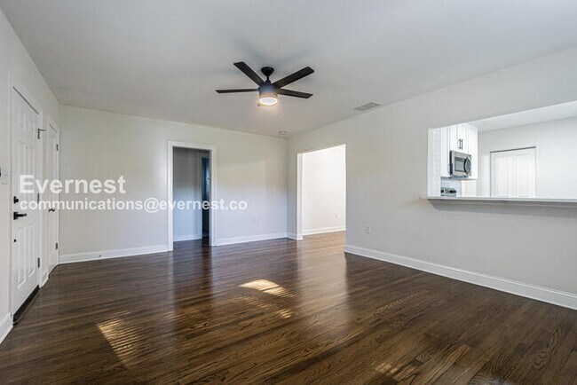 Foto del edificio - 3 Bed/2 Bath Home with Fenced Yard & Off-Street Parking / Pet-Friendly / Coming Soon!