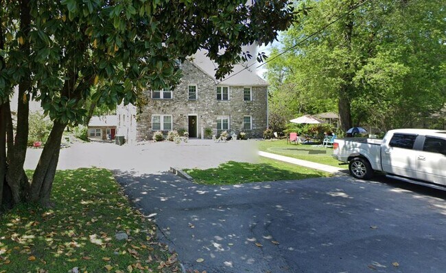 Building Photo - 2 Bedroom and 1 Bath Cottage with private ...