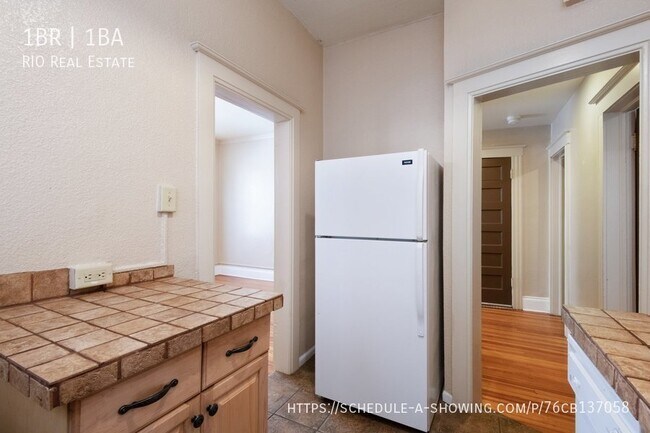 Building Photo - HUGE 1 Bedroom in Uptown!!