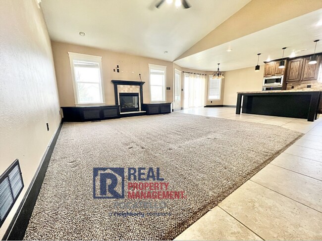 Building Photo - Beautiful - Elegant - 5 Bedrooms - 3 Car -...