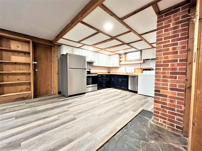 Foto del edificio - Newly Renovated Daylight Basement Duplex Apartment in Amazing Location!