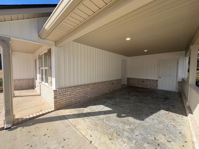 Building Photo - Newly Built 3 Bedroom 2 Bathroom Home in E...