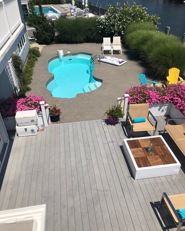 Foto del edificio - 256 Curtis Point Dr