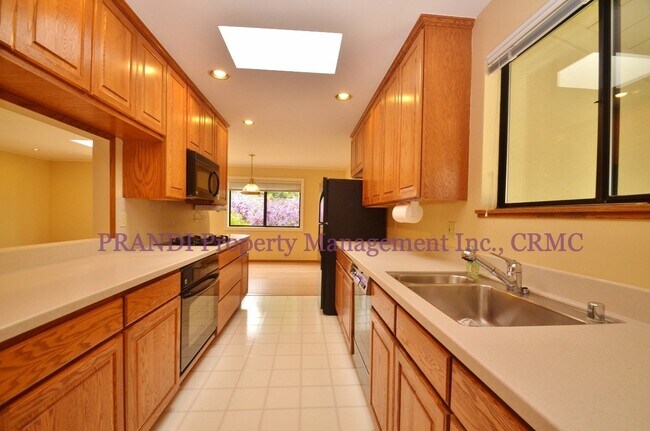 Foto del edificio - Pristine 4 Bedroom Home in Quiet Novato Ne...