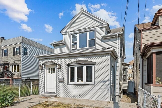 Building Photo - 916 Clarence Ave