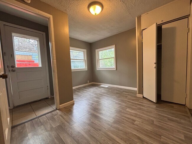 Building Photo - 3 BEDROOM 1.5 BATHROOM