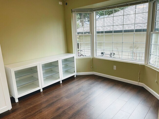Foto del edificio - Exquisite Home with 3 Bed and 2.5 Bath in ...