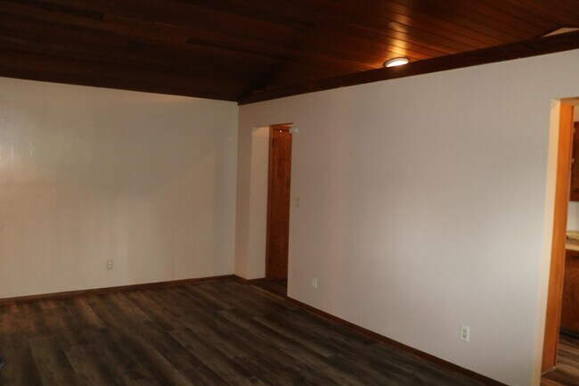 Building Photo - 5712 S 34th Ave