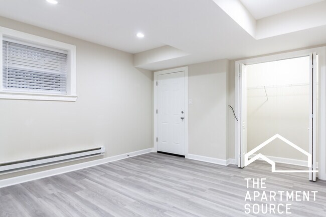 Building Photo - 726 W Roscoe St