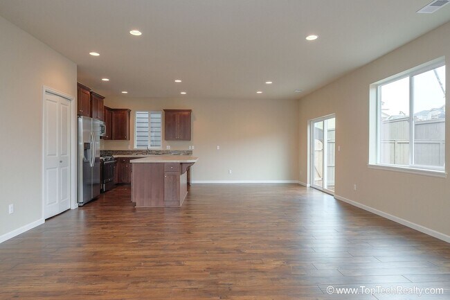 Foto del edificio - Spacious 4-Bedroom + Office Home in Abbey Creek – Modern Finishes, EV Charger & Low-Maintenance B...