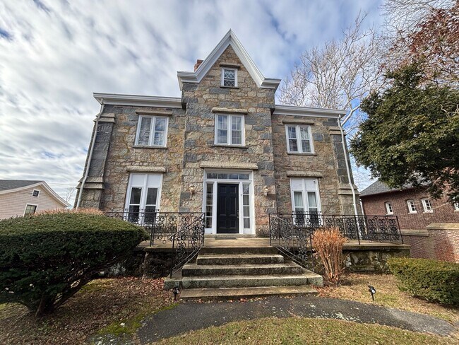 Foto del edificio - 77 Coggeshall Ave