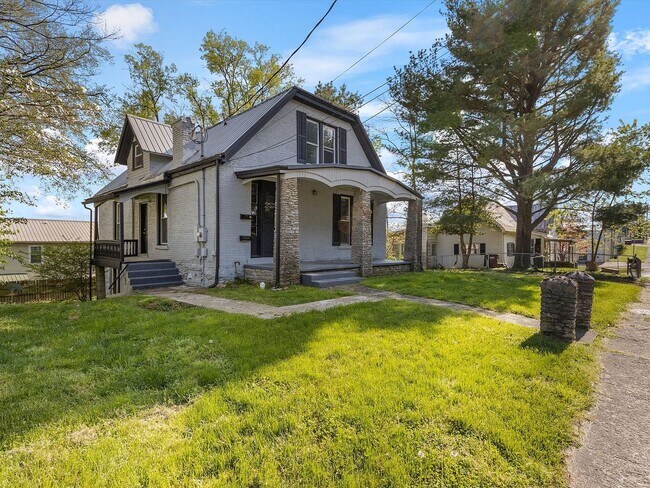 Building Photo - 306 E High St