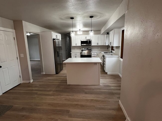 Foto del edificio - Spacious 4-Bedroom Home with Finished Basement & Garage