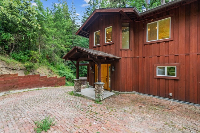 Photo - 975 Logan Creek Rd House