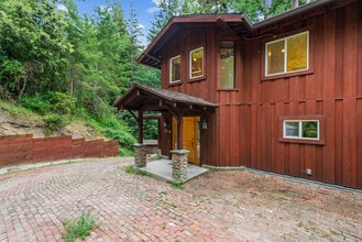 Building Photo - 975 Logan Creek Rd