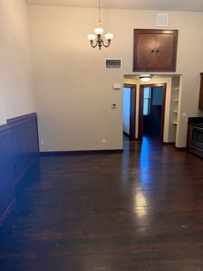 Foto del edificio - Downtown Charm Meets Modern Convenience in a Stylish 2-Bed Retreat
