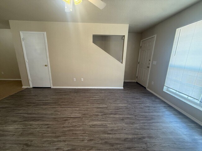 Building Photo - 4000 Doraine Ct