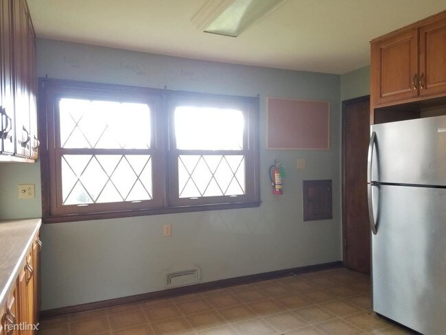 Building Photo - 3 br, 1 bath House - 8820 S Carol Court