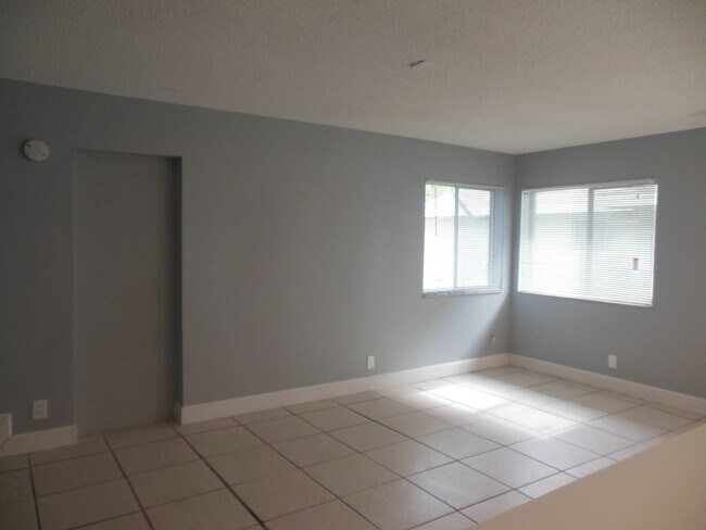 Foto del edificio - 2 br, 1 bath House - 113 E TIFFANY DR #2