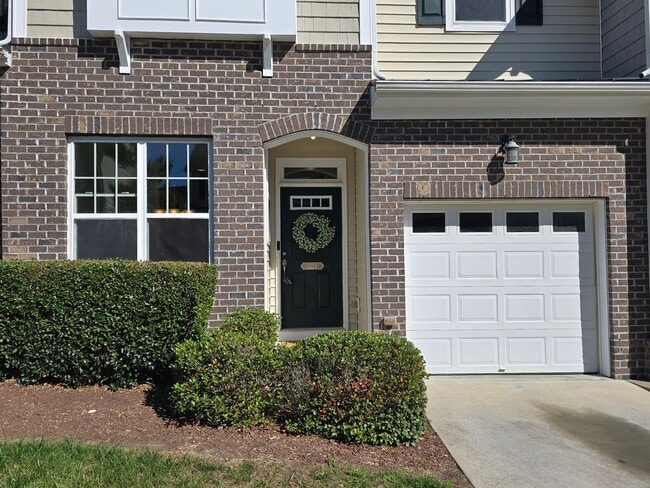 Building Photo - Spacious 3BR, 2.5BA Townhome with Loft & High Ceilings in a Fantastic Location!