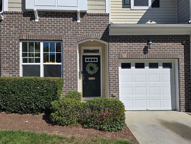 Foto del edificio - Spacious 3BR, 2.5BA Townhome with Loft & High Ceilings in a Fantastic Location!