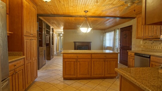 Building Photo - 4/2 Home on nearly 2 Acres!