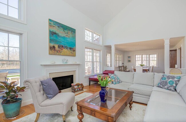 Foto del edificio - 565 Wainscott NW Rd