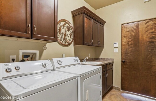 Building Photo - 810 Banna Ct