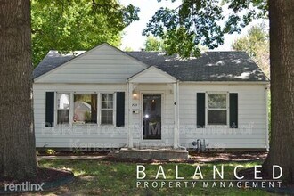 Building Photo - 722 SW Vesper Ave