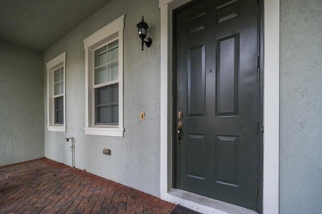 Building Photo - 948 NW 18th Ave