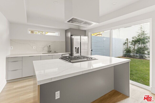 Foto del edificio - 1752 N Van Ness Ave