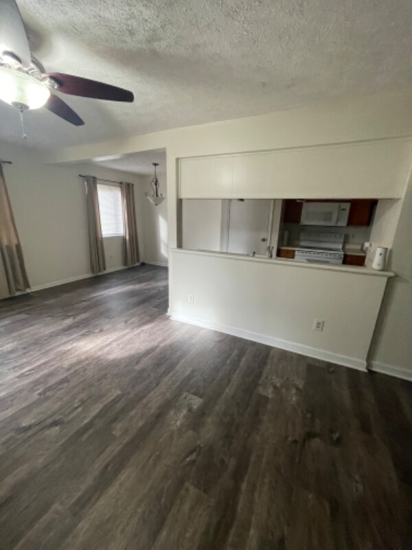 Building Photo - 251 E Linden Ave