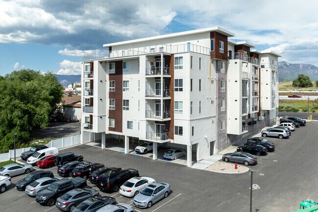 Edificio - 2101 N Main St