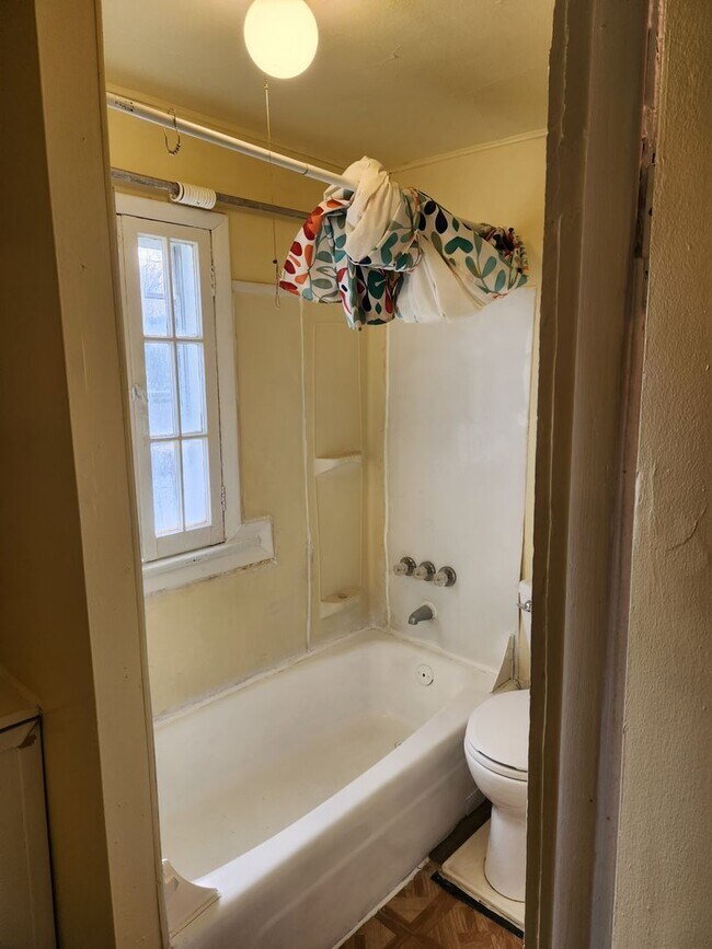 Foto del edificio - Large 3 Bedroom 2 Full Bath w/Large Side &...